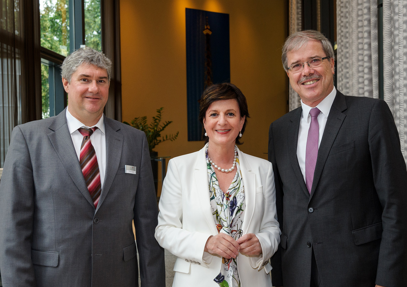 Sorgten für ein abwechslungsreiches Programm (v.l.): Frank Kienle, Geschäftsführer HKI Industrieverband Haus-, Heiz- und Küchentechnik, Christiane Wodtke, Präsidentin HKI Industrieverband, und Johannes Lambertz, ehemaliger Vorstandsvorsitzender der RWE Power AG sowie Konzernbevollmächtigter für die Energiewende der RWE AG.